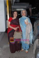 Waheeda Rehman, Asha Parekh at Guzaarish screening in Ketnav on 18th Nov 2010 (2).JPG